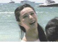 最新咸猪手视频播放女子公交车上被袭胸动态图