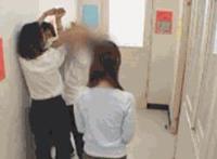 抵着研磨动态图他将她抵在门上啊不要