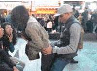 我想让他们都靠我动态图男生靠女人图片