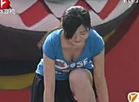 吊在空中被水冲掉胸罩图冲关没内衣图