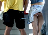 女生穿裙子怎么上厕所图一站到底裙底走光