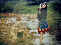 白裤瑶族的女孩照片瑶族女生弯腰干活照片