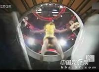 一站到底露裙底图片尴尬:穿紧身裤的美女们