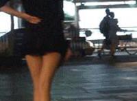 女歌手腿间掉落卫生巾图片 美女夹卫生巾的视频