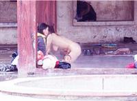 汤河女人裸浴所有图片 有一位女客人正在裸浴