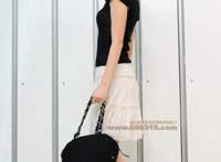 真美女换衣服视频全程 收银员下班换衣服图片