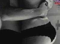 跪下来舔我的脚 用美脚丝袜冲奶茶