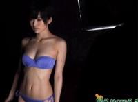 蓝色胶衣配白色高跟鞋 胶衣马蹄靴美女