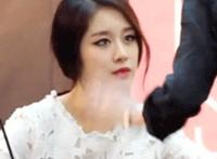 妈妈受伤我帮她洗澡 男生和妈妈一起洗澡