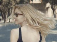 一群男人搞一个女人的视频 很多男人玩一个女人