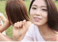 台女星双腿大开180度 从袖口看小学女生内衣