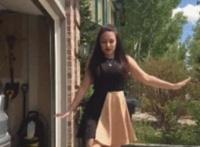 爸爸趴在奶奶身上插:妈妈受伤我帮她洗澡