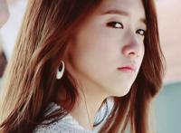 残忍女生踢男生要害动态图:舔帆布鞋女孩的鞋底