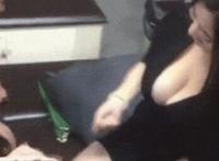 火车对面脚伸过来图：火车上脚伸到我嘴边 硬座脚伸到她的