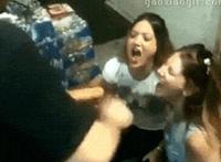 美脚视频大全视频播放：一只脚伸到我嘴边 脚伸到男的裆部