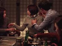 恋脚癖视频网站足奴动态图：跪下来舔我的脚