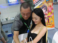 和大胸美女合影图片