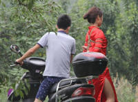 五花大绑步骤视频教程：带铁镣脚铐的美女视频