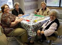 四个老太太打麻将图片