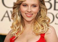 斯嘉丽被捏胸 钢铁侠2黑寡妇胸罩图片