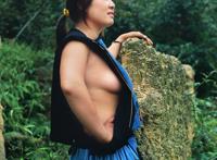 白裤瑶族女人视频 瑶族女生弯腰干活照片