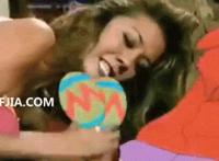 老公吃奶含着!下面抽着：老公吃奶方法视频播放