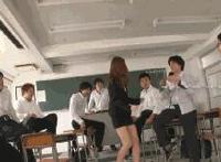 美女把衣服脱了让男模gif：小叔把我的衣服脱了