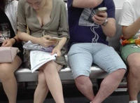 地铁大胸美女无遮挡图片