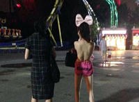 夏天美女不穿上衣图片