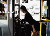 性感美女翘臀动态图：女性深蹲翘臀动态图