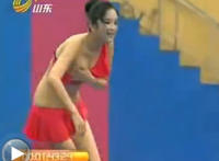 廖慧敏落水视频 男生女生向前冲不戴罩尴尬图片