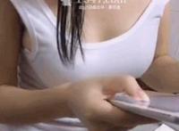 angelababy的胸被吸奶视频 ：摸angelababy的胸视频gif