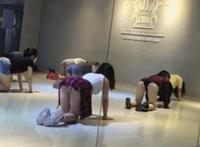 美女被医生吸奶和mm一起睡觉：了就的脱