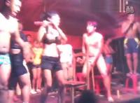 辽阳对棚扒裤子视频图：风暴歌舞团低俗表演