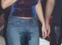 女生大街内急尴尬时刻：尿急憋不住女性尿裤子 美女尿急找不到厕所