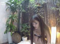我是女生裙子被脱了：我是女生室友帮我自慰