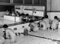 中国还有男女混浴吗?图：妈妈带我去女澡堂洗澡