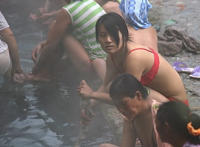 国内可以男女混浴地址：男女全裸混浴少数民族图