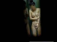 女员工澡堂暗拍图：搓背工偷抓别人图