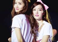 林允儿郑秀妍接吻图片