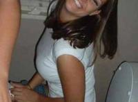 连衣裙怎么上厕所图：女生蹲着上厕所偷拍