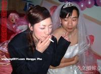 漂亮新娘遭渣男们污闹图：朋友结婚睡了新娘