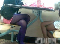 女生上课水喝多了憋尿图：初中女生上课憋尿图片