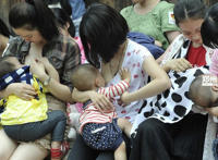 美女妈妈喂奶图片图库：美女妈妈喂奶全过程