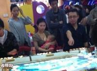 妈妈在公共场所给宝宝喂奶图片图库：福建公共场所喂奶图