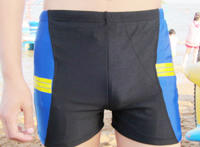 男生穿泳裤尴尬图片欣赏：怎么从泳裤看男生大小