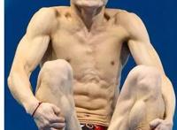 运动员泳裤尴尬图片：跳水在观众面前换泳裤