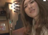 女生从桌下用脚勾你动态图：在桌底下用脚暧昧视频