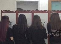 美女用脚蹭男裤裆电视gif：桌子下面用脚调情视频