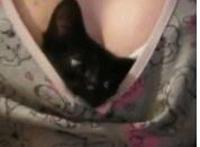 脚放在办公桌上慢画：桌底下用脚视频